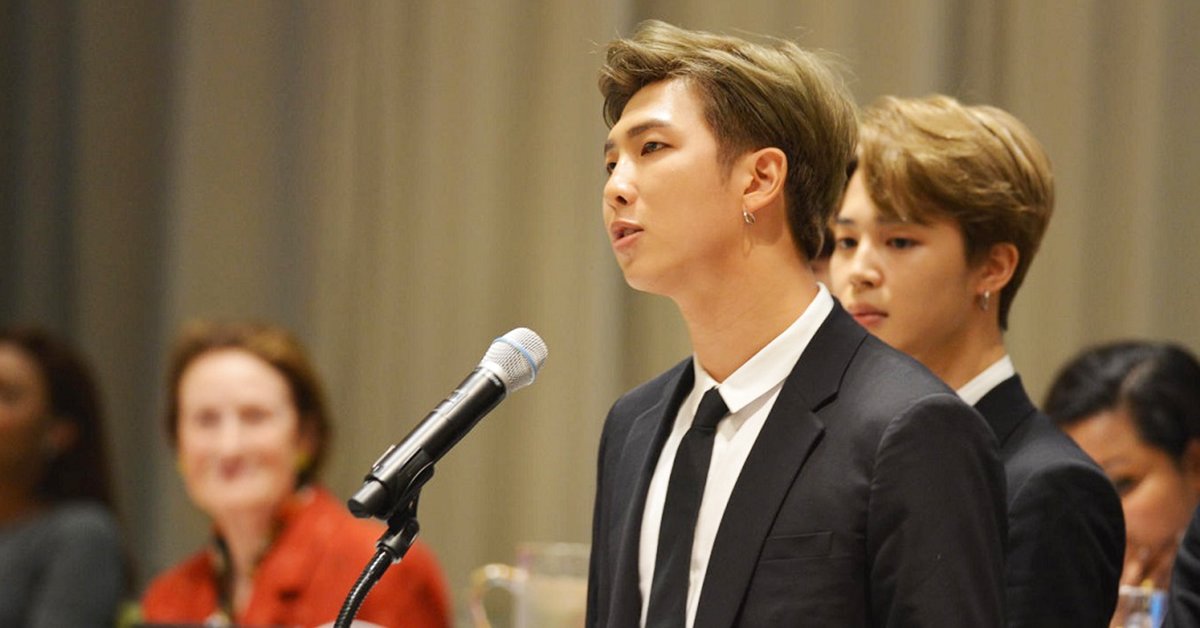 Fotografia de Kim Namjoon,lider del grupo BTS,dando un discurso en la asamblea de las Naciones Unidas